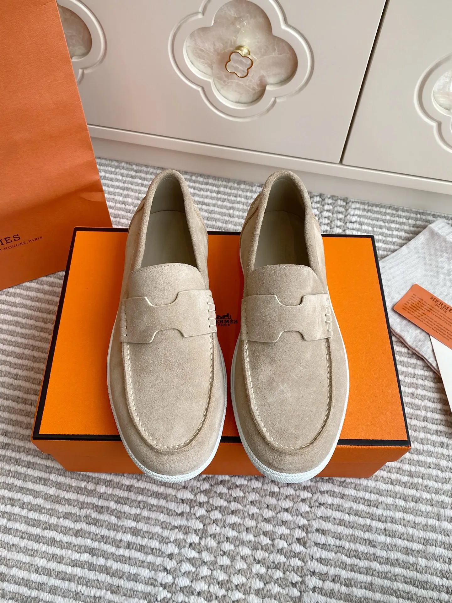 p560✨Hermes Couple Loafers｜Walking in the urban high-end, easily wearing Hermès temperament✨Who says luxury and comfort can’t have both?  This pair of H’s classic loafers really does it!  ▪️"Customized imported Yangjing fabric" is soft and delicate ▪️"Full sheepskin lining" + "soft-soled shoes" design. Your feet will be healed the moment you put them on~ It's like stepping on clouds☁️You won't feel tired after walking all day!  The iconic "H" buckle is low-key and luxurious. It is matched with a rubber outsole. It is lightweight and stylish. Whether you are commuting or shopping, you can easily achieve casual urban style🏙 Can be worn by couples. Full range of sizes, girls 35-41 | boys 39-45. Wear them together when going out. Sweet and high-end💑 Original mold opening. Details are in place. Those who understand will be attracted at a glance ️❤️ #Hermès loafers #coupleshoes #lightweight and versatile shoes